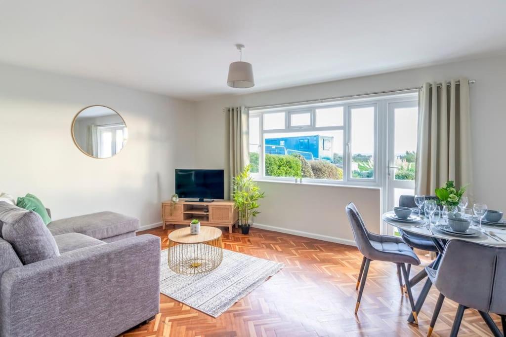 Spacious Sea View 2 Bedroom Sleeps 6-Free Parking Bornemouth Extérieur photo