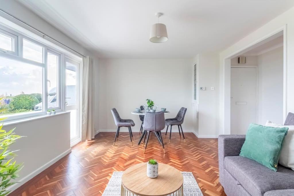 Spacious Sea View 2 Bedroom Sleeps 6-Free Parking Bornemouth Extérieur photo