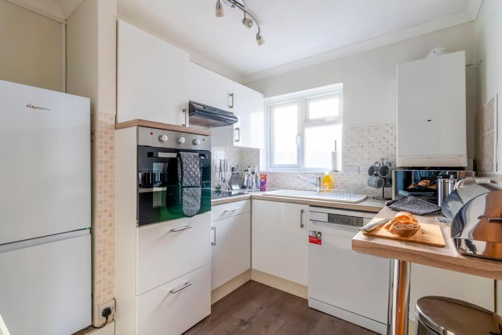 Spacious Sea View 2 Bedroom Sleeps 6-Free Parking Bornemouth Extérieur photo