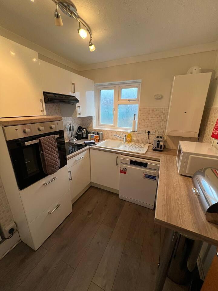 Spacious Sea View 2 Bedroom Sleeps 6-Free Parking Bornemouth Extérieur photo